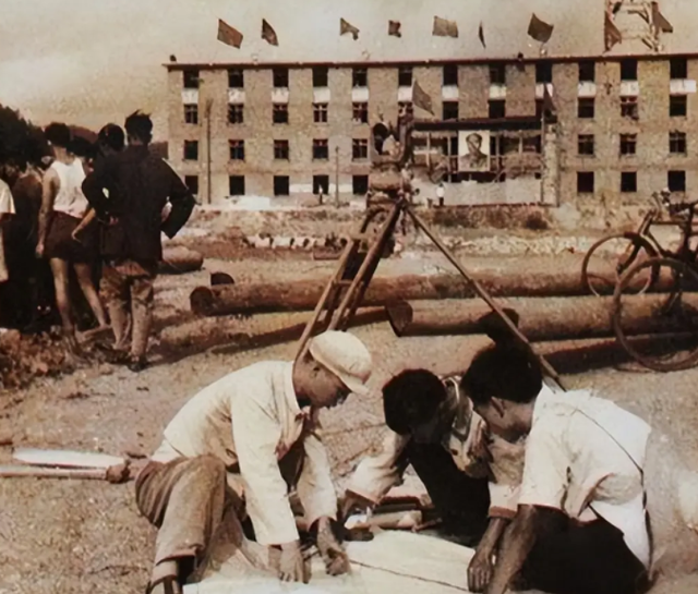 建造人民大会堂时，周公指出：大会堂的使用寿命不能低于350年