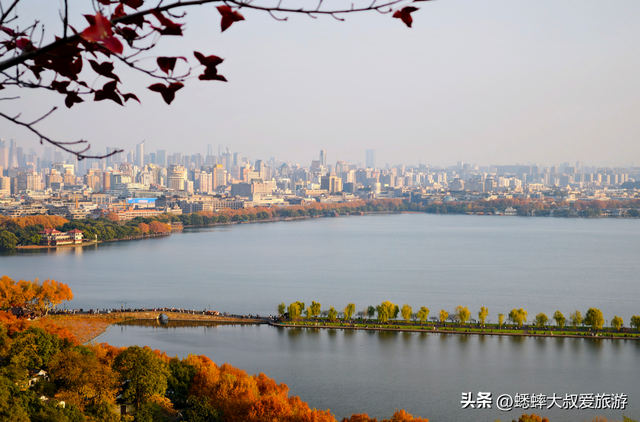 来杭州西湖边名山吧，10分钟登顶，日游夜逛均免费，还可一眼西湖