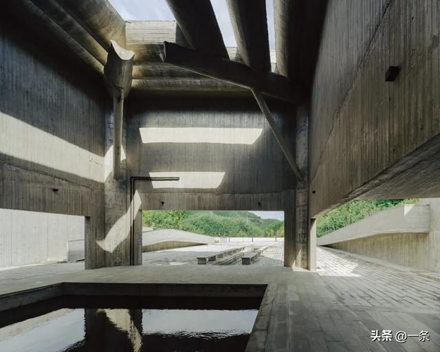 中国95后,爱上逛墓园