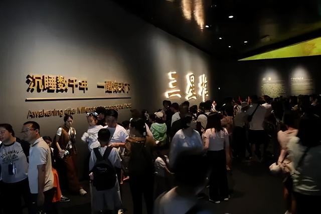 书店退潮，年轻人又冲去博物馆买文创了