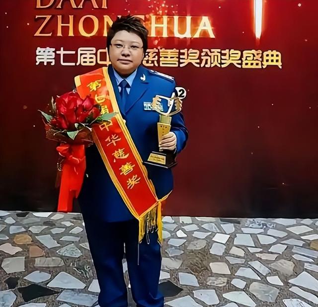 贪污上亿、假慈善？被实名举报的韩红，如今连坐椅子都成了“错”