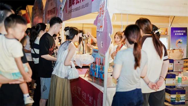 大批人冒雨赶来！富阳这里，太有氛围感了！