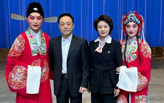 至今未婚未育，身边却有男人陪了近27年！59岁的她才是真人间清醒
