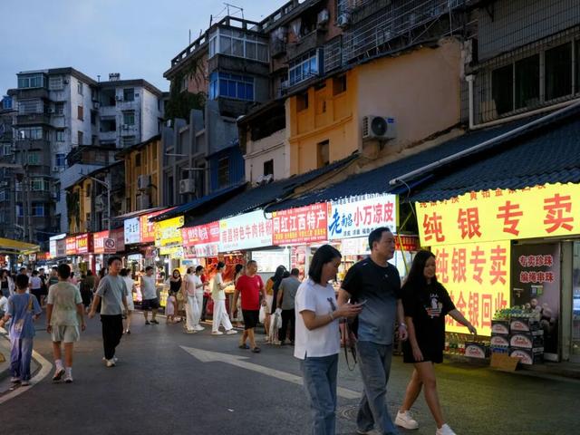 今年国庆，为什么是这座城拿了爽文剧本？