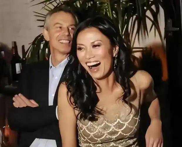 邓文迪当年死皮赖脸生下两个女儿，如今成了94岁默多克遗产受益人