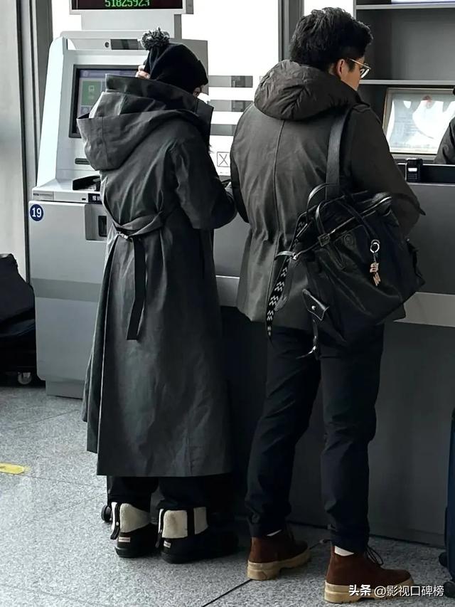 郭晶晶夫妻俩在高铁站被偶遇	，没有戴口罩，霍启刚拉着破旧行李箱