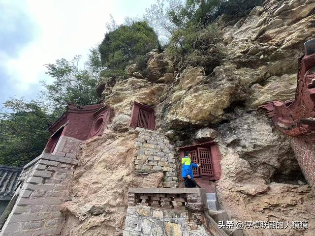 淄川有座小山西边的“山西村”，村里有座借助洞窟修建的“洞庙”