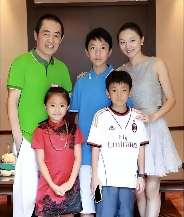 恩爱25年，75岁的张艺谋已老态尽显，比他小31岁的陈婷仍如花似玉