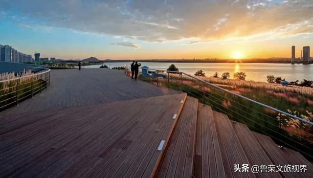 荣成霞光记：山海之间的奇幻诗篇