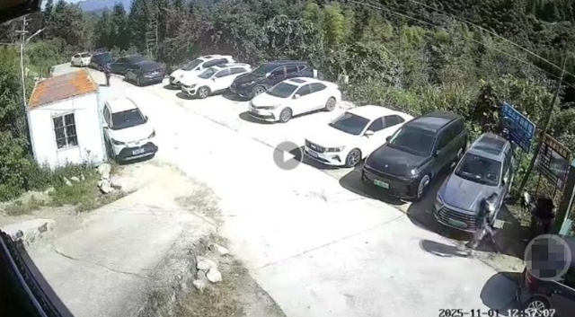 男子徒步齐云山失联第14日，被当地猎户在悬崖处发现	，家属：没有生命体征，正送医