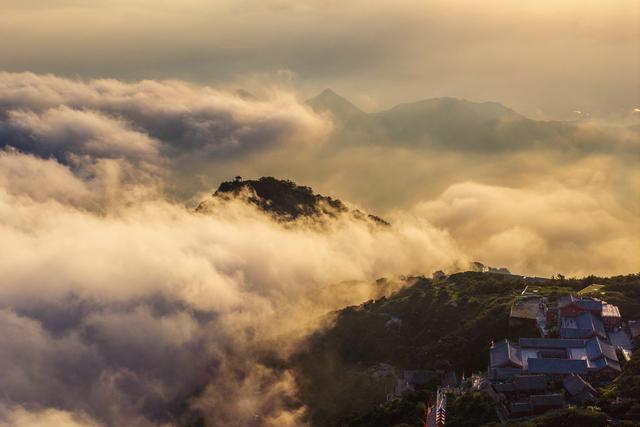 雨洗岱宗日初升 浩渺烟波醉苍穹