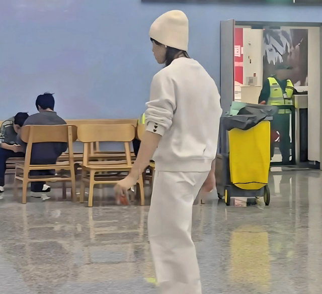 全红婵回队了，她变化很大，身高快170了吧，留起长发，气场更强