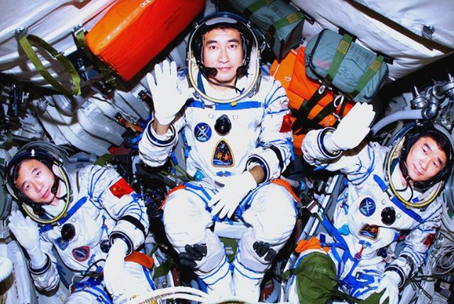 央视披露：蔡旭哲、刘伯明出舱曾遇意外，神舟二十号为何3次加防
