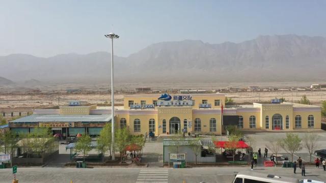 戈壁上的文化风情驿站——记三岔口喀什古城主题特色服务区的蝶变