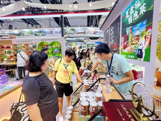 2025广东旅博会圆满落幕！韶关展厅展示非遗绝技+AI打卡、抽奖火出圈！实力诠释“天然氧吧，康养胜地”