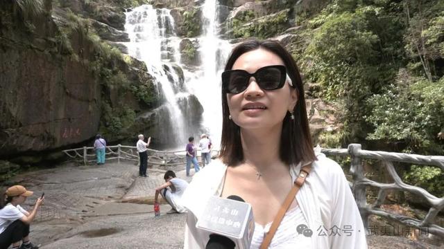 武夷山青龙瀑布：飞瀑流泉送清凉 游客乐享生态之美