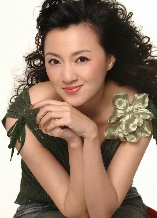 她是冯巩御用老婆，连登五年春晚后精神失常，现在50岁怎样了？