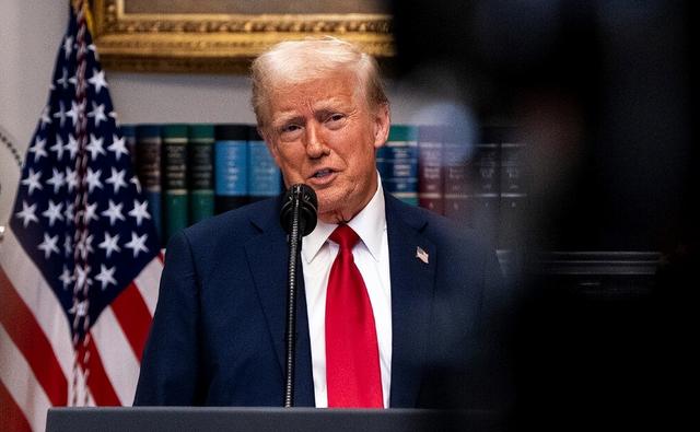 特朗普怕什么来什么！南海传出重要消息，美战机坠海，中国提议免费帮忙打捞，伤害不大侮辱极强