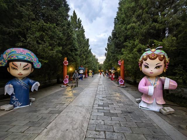 北京月坛公园彩灯准备就绪迎双节。