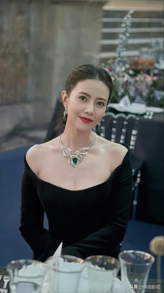 40多岁的她，开始走性感路线了？透视黑纱、性感诱惑，变化太大！