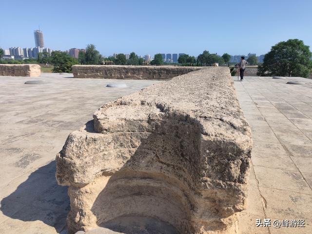 大明宫遗址公园，虽早已沦为废墟，仍可见当年的辉煌