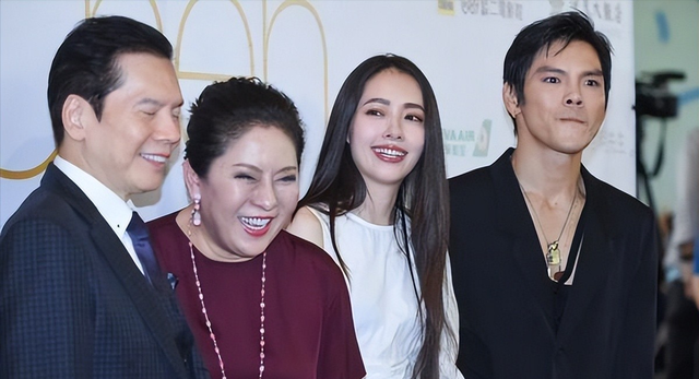 向府治丧现场大批警员戒备！向太向佐露面	，遗嘱分配曝光出乎意料