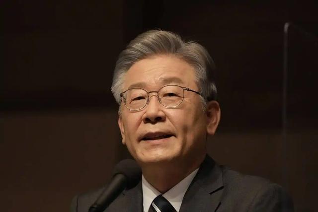 李在明拒绝出席中国阅兵,王毅外长挂断电话,送给了韩国一句话
