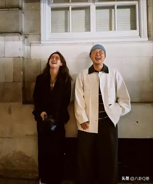 婚变传闻仅5天，刘强东"坦白"没自信，章泽天状态好到和男星看展