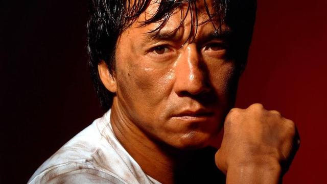 官媒对成龙的称呼变了，三字之差释放强烈信号，王晶的话有人信了