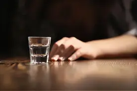 女子失恋喝一斤白酒后身亡！同桌3闺蜜被告，法院：未尽制止和救助义务图片