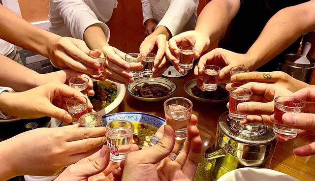 医生发现：男性若长期不喝酒，用不了多长时间，身体或有7大改变
