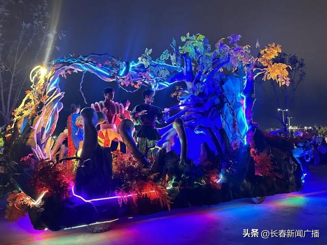 国潮花车巡游： 流动舞台演绎城市故事