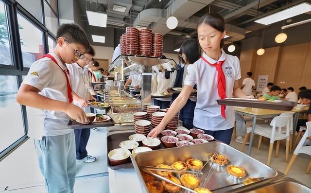 北京下了重要命令：2027年底前，所有中小学必须告别“校外配餐	”