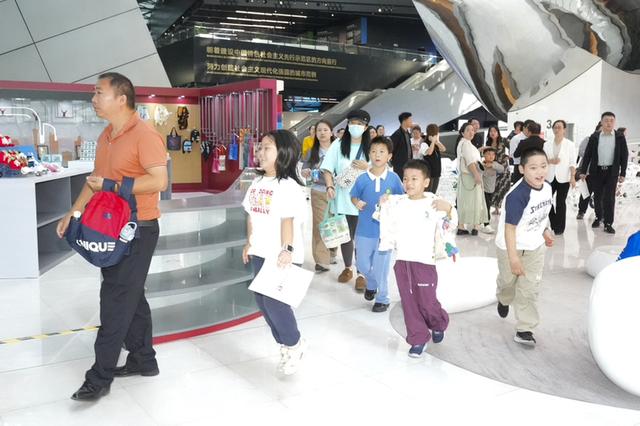 深圳报业树莓VR未来影院两馆旗舰店启幕