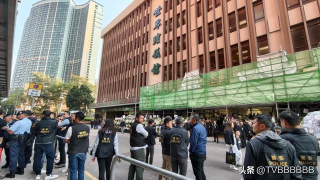 向府治丧！向太陈岚与儿子向佐悲痛致祭	，大批反黑组警员现场戒备