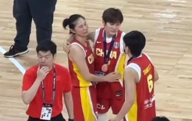女篮离队第一人！宫鲁鸣也留不住，19+7+7比李梦还能打可惜啊