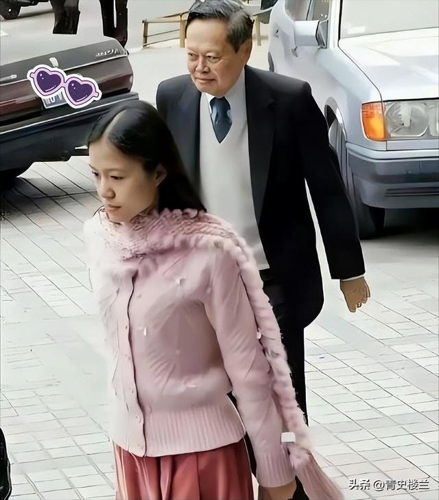 杨振宁去世后，翁帆再发文	，49岁无子女的她，早已被安排好了退路