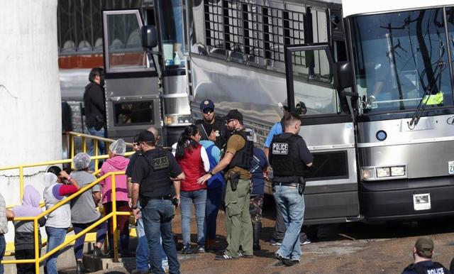 美国执法局特工撞车拖拽女子，拘禁数小时未起诉，执法程序遭质疑