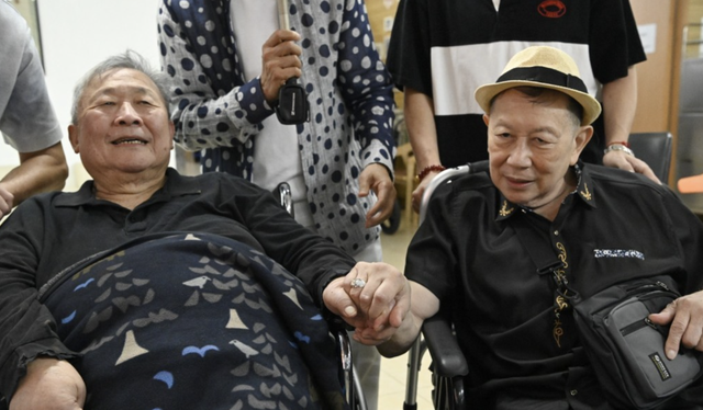 TVB绿叶中秋探望老友感触落泪，秦煌双脚肿胀发黑，张伟文已失智