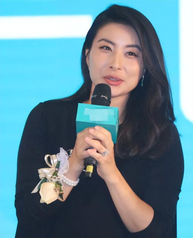 霍启刚高调官宣喜讯仨月，郭晶晶再破天花板，让整个贵妇圈沉默了