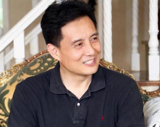 他被谢霆锋打成重伤，发妻6次流产绝情离开，如今街头卖卤肉为生