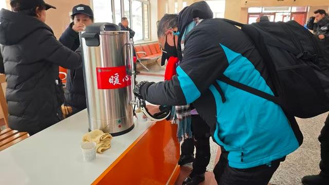 爱心爬犁免费姜茶还有年货大集，雪乡贴心服务比雪景更美