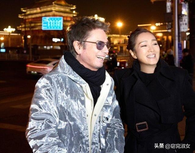 59岁巩俐带法国老公北京游玩，76岁雅尔帅气又多金，跟总统是朋友