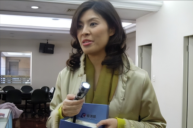 国民党改选，郑丽文暂排第一，不料郑丽文却说：我目标是不统不独