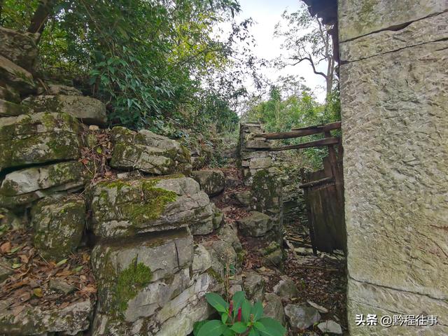 偏远乡野中寻找一个古寺遗址，探险一个深邃溶洞