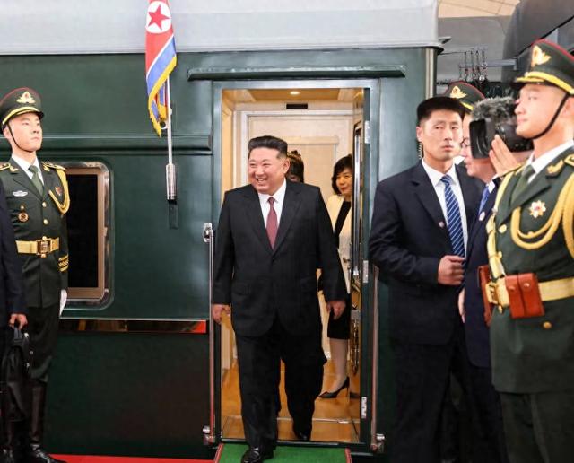 行程结束，26国领导人离京，金正恩最后一个走，上专列前送3句话