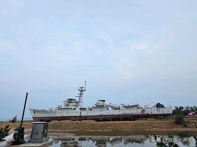 日照海滨国家森林公园大门与退役军舰，风牛马不相及，但相隔不远