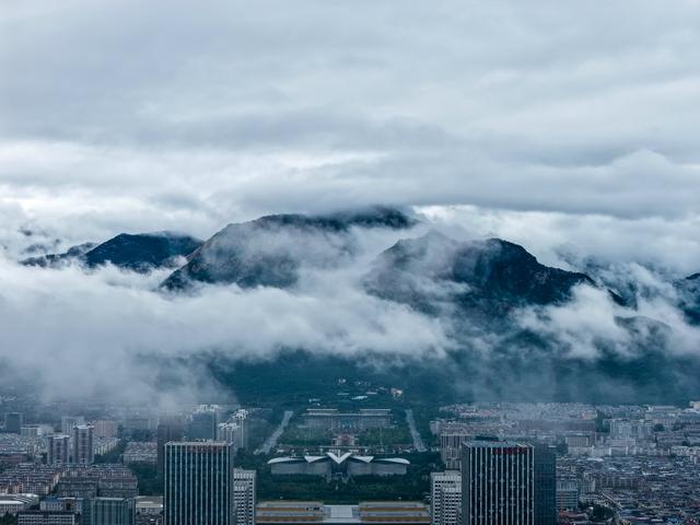 云雾中的泰岳：山与城的对话