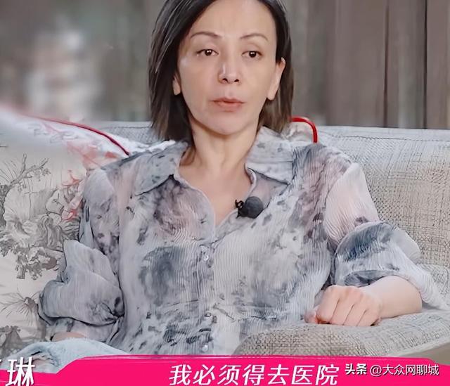 王琳爸爸过世6年，妈妈重男轻女让她睡沙发10年，亲弟不愿养父母