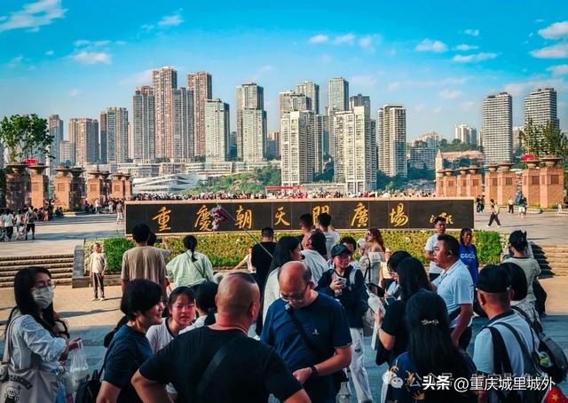 一组“进一步开放了”的重庆朝天门广场美图，“亲水”就不要想了